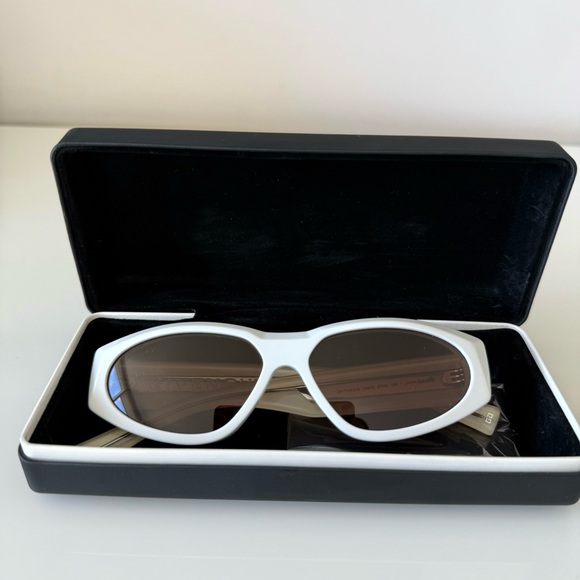 GIVENCHY women vintage sunglasses GV7154/G/S VK670 Authentic - Picture 9 of 9